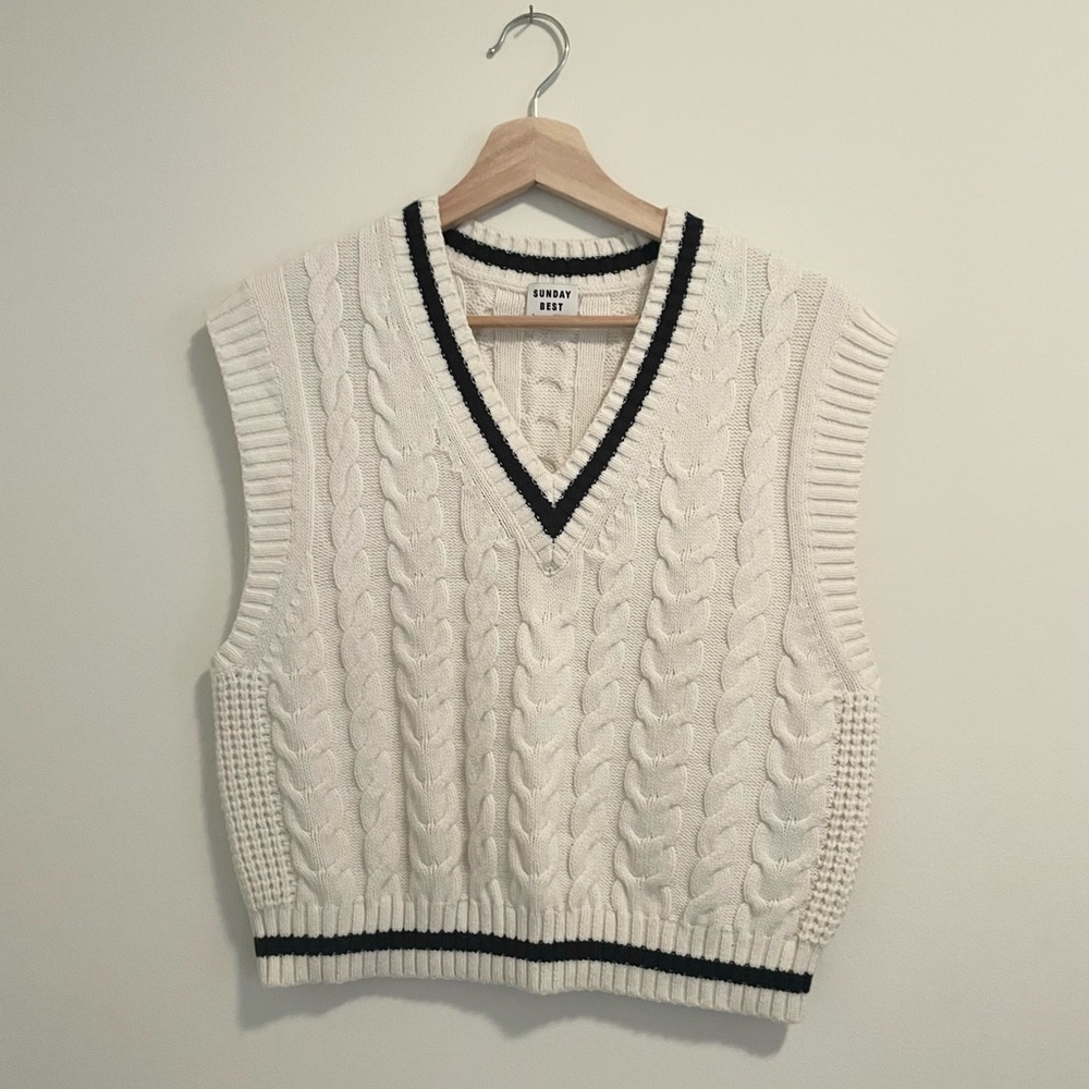 Aritzia Women's V-Neck Cable Knit Sweater - Cream and Black